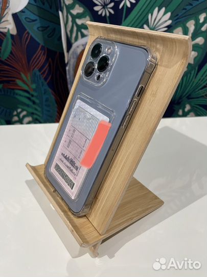 Чехол с картхолдером на iPhone