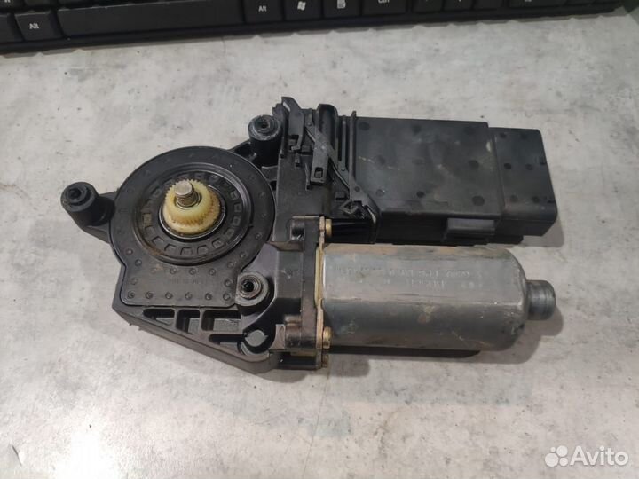 Моторчик стеклоподъемника передний правый Volkswag