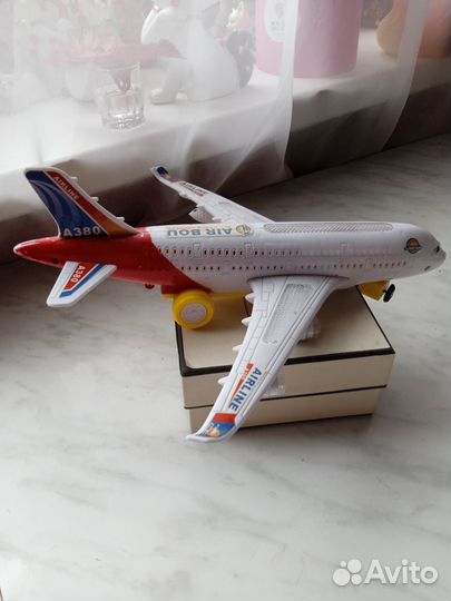 Самолет игрушка