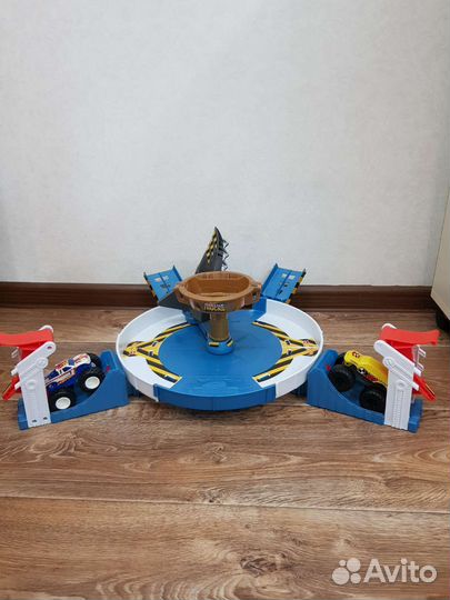 Hot wheels поединок с акулой monster trucks