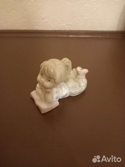 Статуэтка девочка с книгой