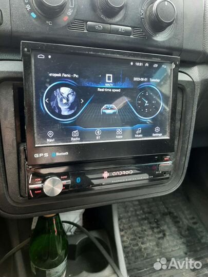 Автомагнитола с выдвижным экраном