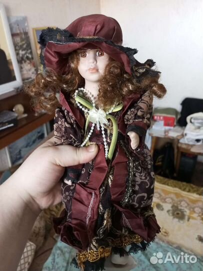 Кукла фарфоровая