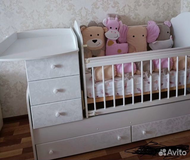 Детская кроватка с маятником