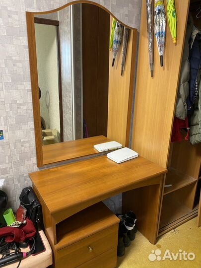 Туалетный столик с зеркалом и шкафом