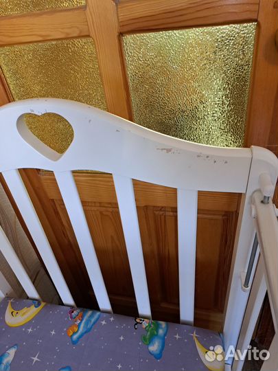 Детская кроватка с маятником
