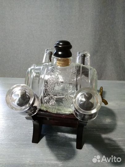 Бочонок и стаканы для спиртного