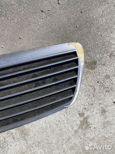 Решетка капота w211