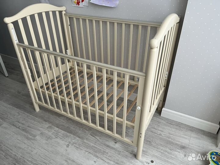 Детская кроватка с продольным маятником