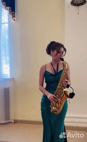 Саксофонист на мероприятии