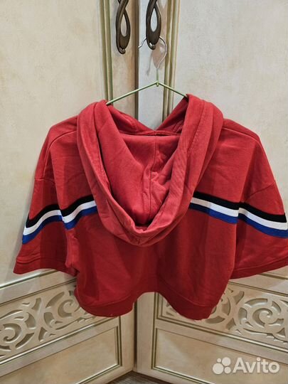 Красная толстовка с короткими рукавами