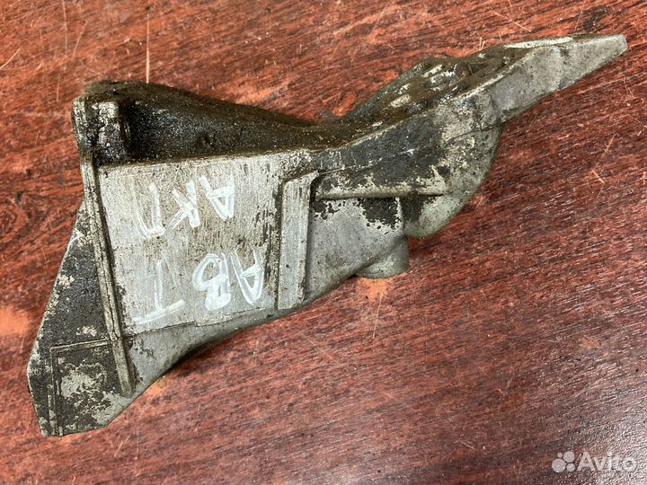 Левый кронштейн двигателя ауди 80 б4