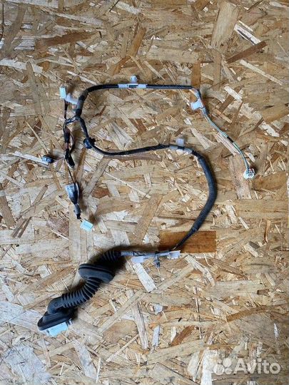 Электропроводка задней левой двери Toyota Avensis