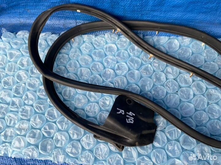 Уплотнительная резинка правая Toyota Celica T230