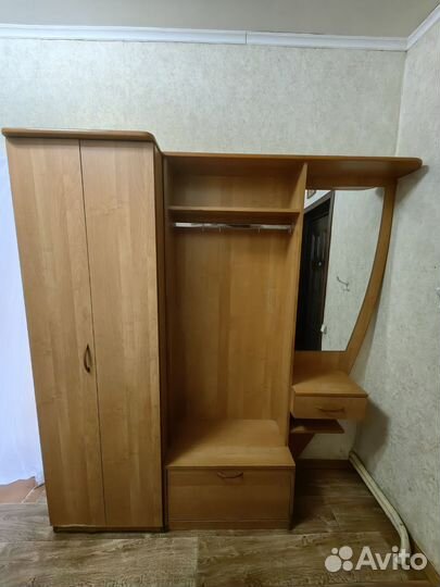 Прихожая со шкафом и зеркалом бу