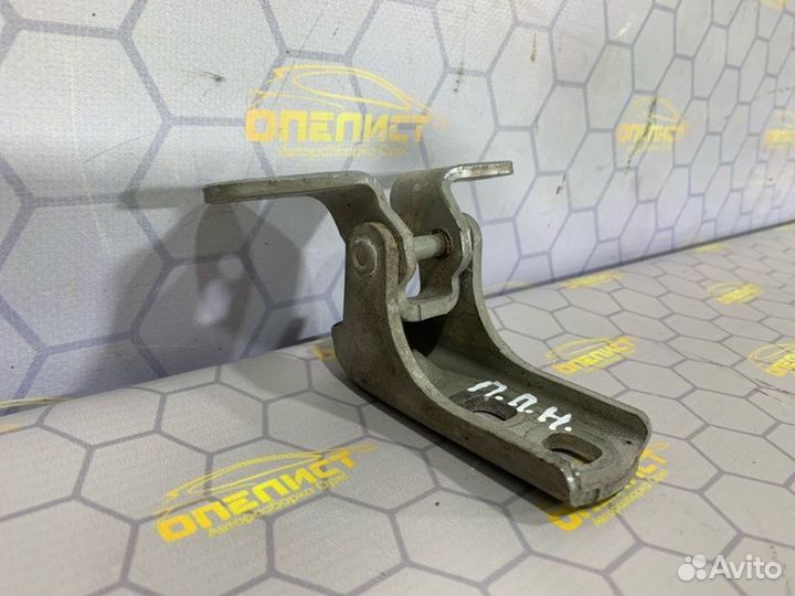 Петля двери нижняя передняя правая Opel Astra J