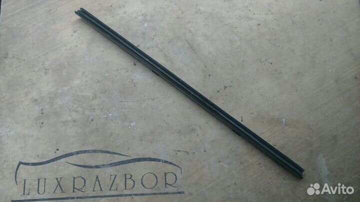 Молдинг стекла передний правый Mitsubishi Galant