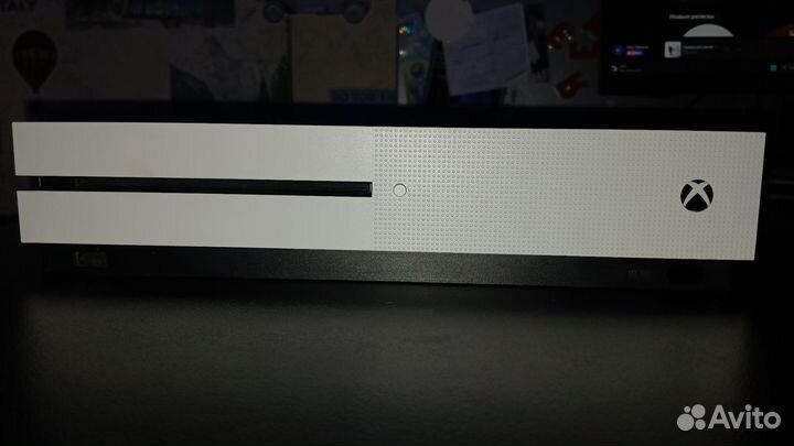 Xbox one s 1tb с геймпадом