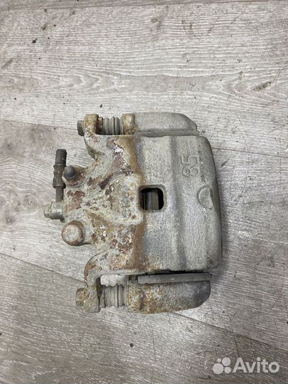 Суппорт тормозной передний левый Nissan Teana