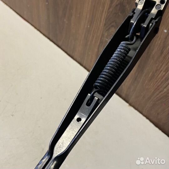 Поводок стеклоочистителя передний правый Geely