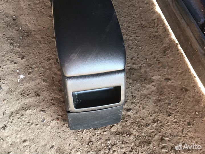 Подлокотник Peugeot 308 10г