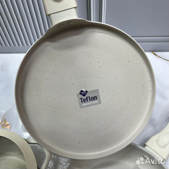 Набор кастрюль и сковородок новый