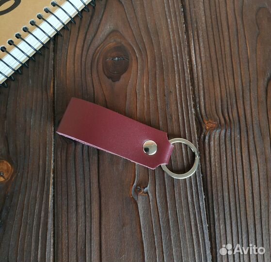 Брелок для ключей бордовый из кожи helford Классик