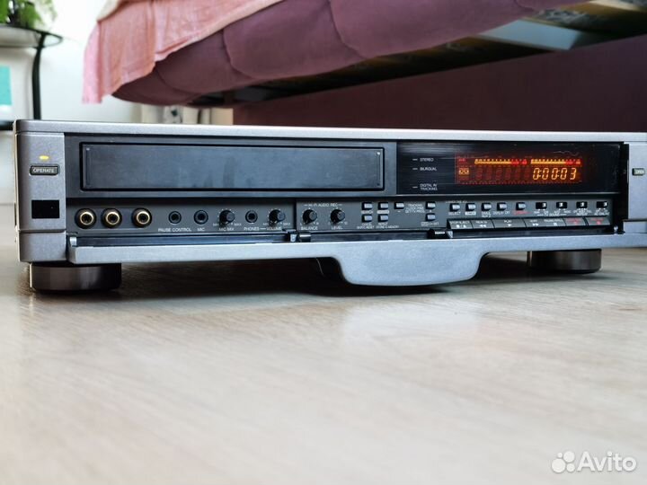 Видеомагнитофон JVC HR D980