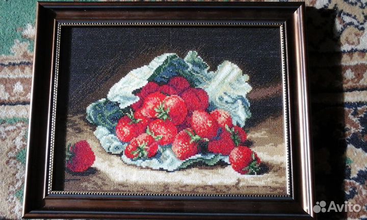 Картина «Клубника в листьях капусты» вышитая крест