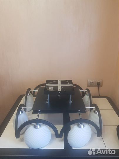 Металлическая люстра со стеклянными плафонами