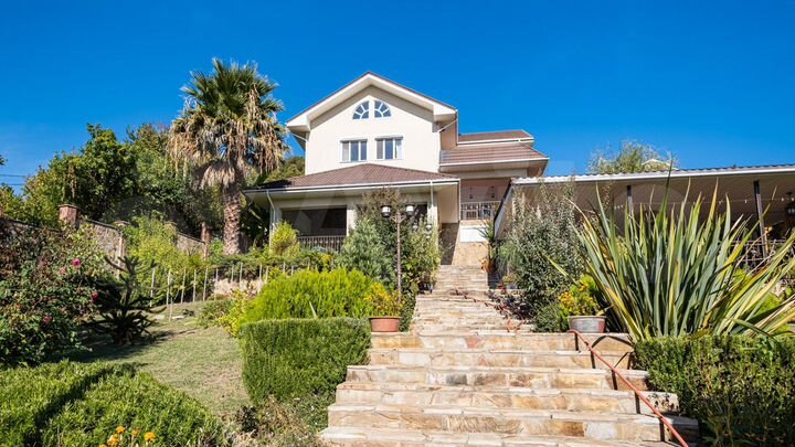 Коттедж 434 м² на участке 15 сот.