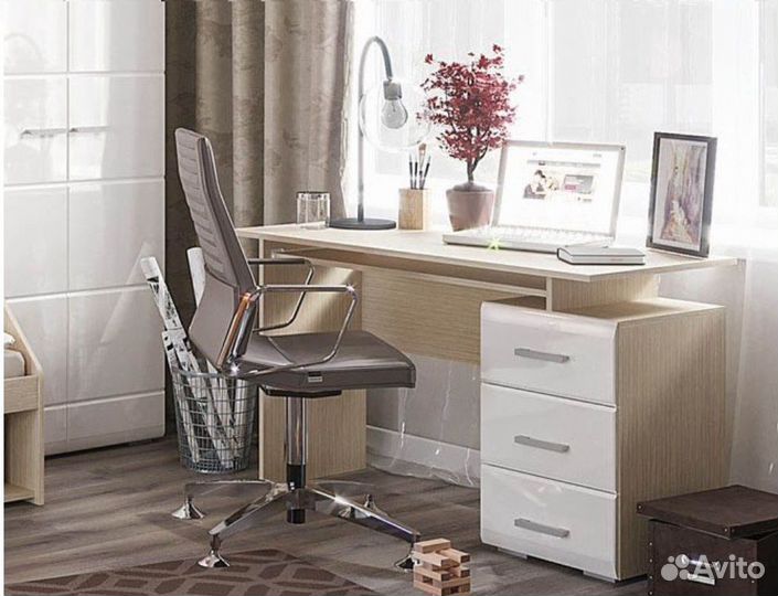 Стол с ящиками новый