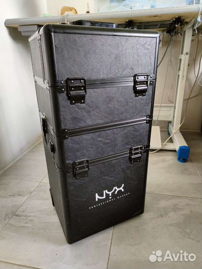 Чемодан на колёсах для косметики