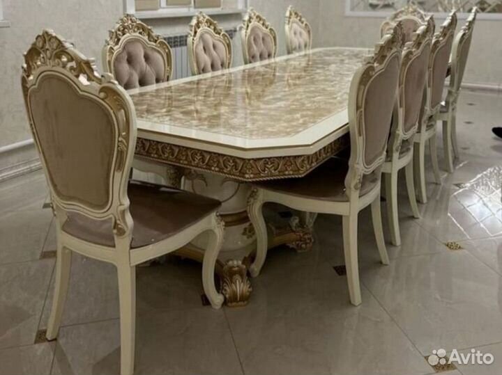 Стол и стулья