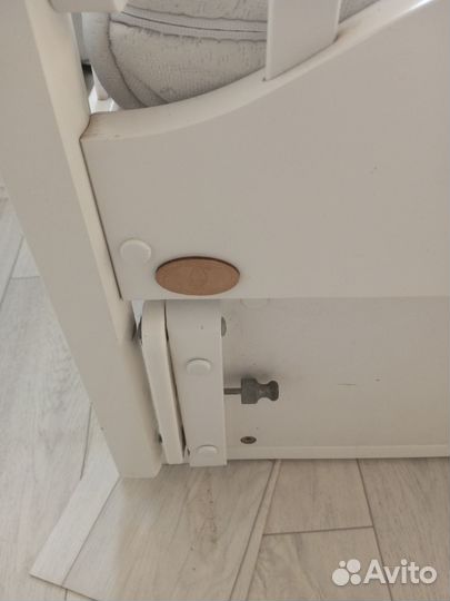 Детская кроватка с маятником