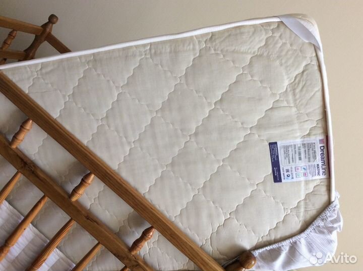 Кроватка из натурального дерева с матрасом