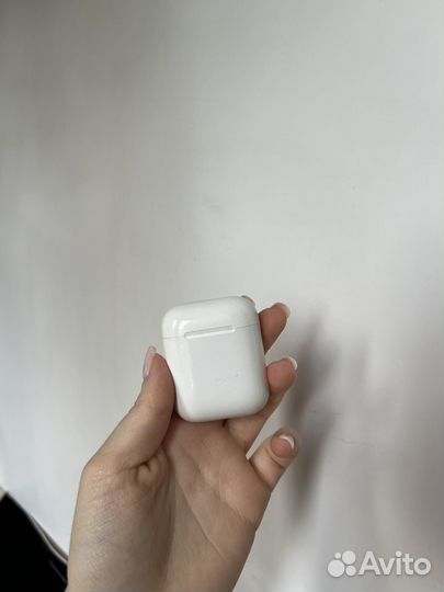 Кейс и правый наушник AirPods 2