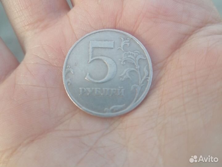 Монеты 5 руб и ценностью 300.000 руб