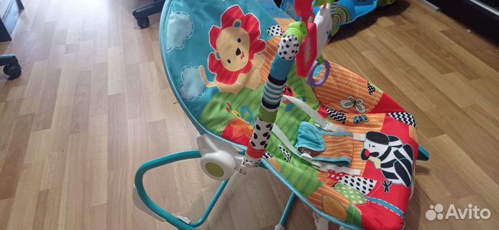 Шезлонг детский +погремушки
