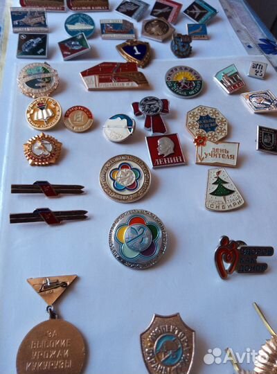 Значки разных поколений