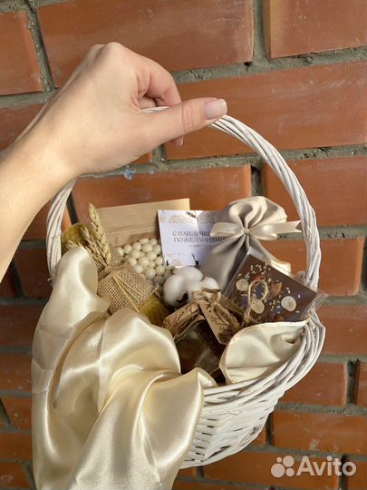 Подарочная корзина с шарфиком и сладостями