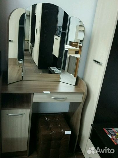 Столик туалетный