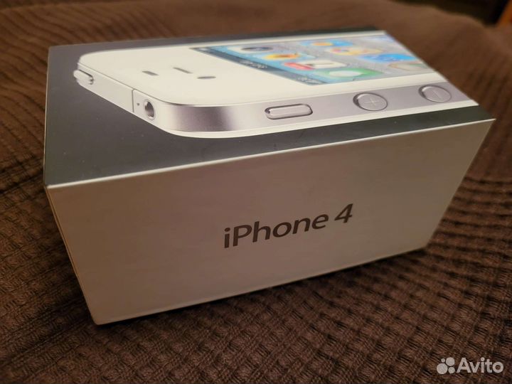 Коробка от iPhone 4 с содержимым
