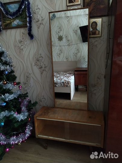 Трюмо с зеркалом