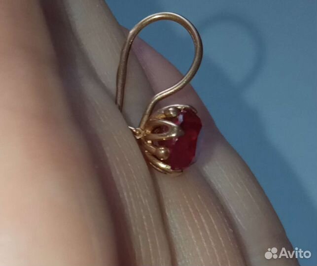 Золотая серьга