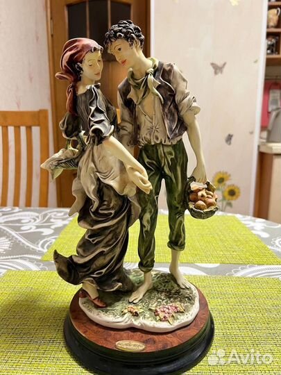 Статуэтка фарфоровая новая
