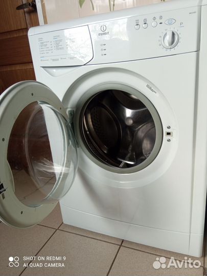 Стиральная машина узкая в рабочем состоянии