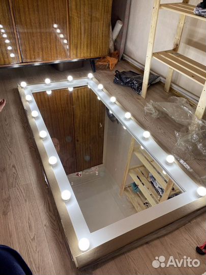 Гримерное зеркало с лампами