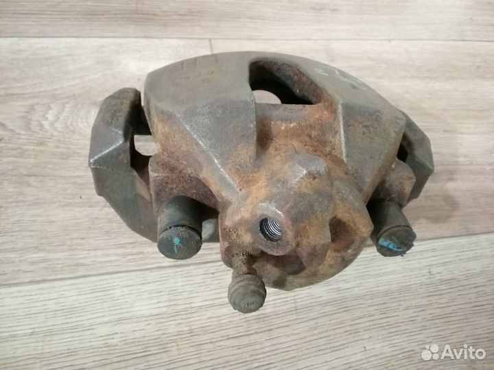 Суппорт передний левый Ford Focus 3