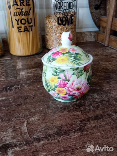 Сахарница и набор из солонки и перечницы